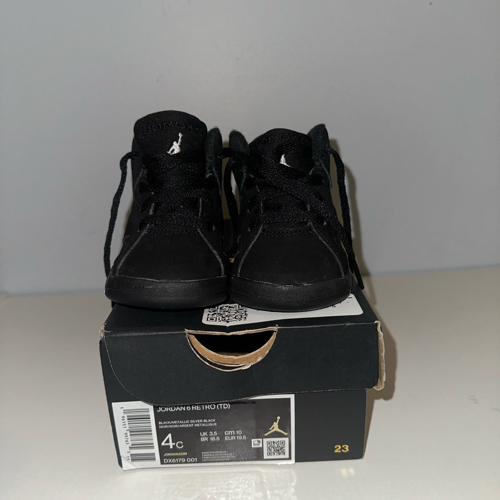 These are black and chrome Jordan 6s.
In a size 4C !🩶🖤